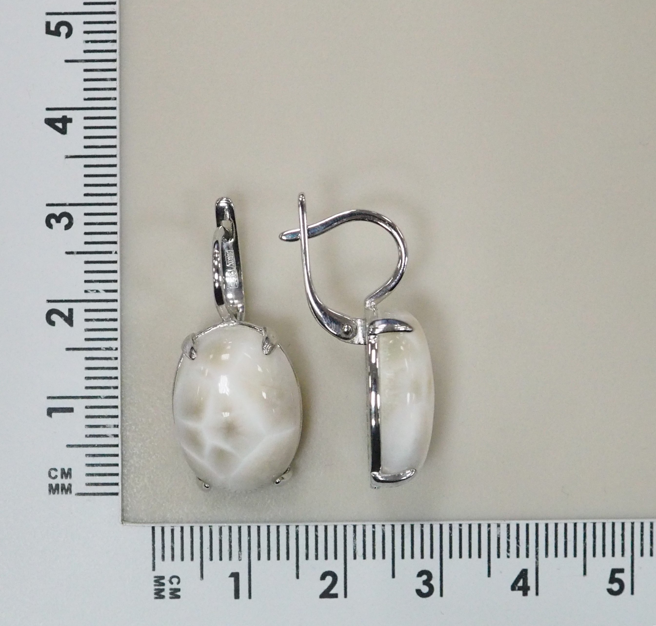 Серебряные серьги с натролитами